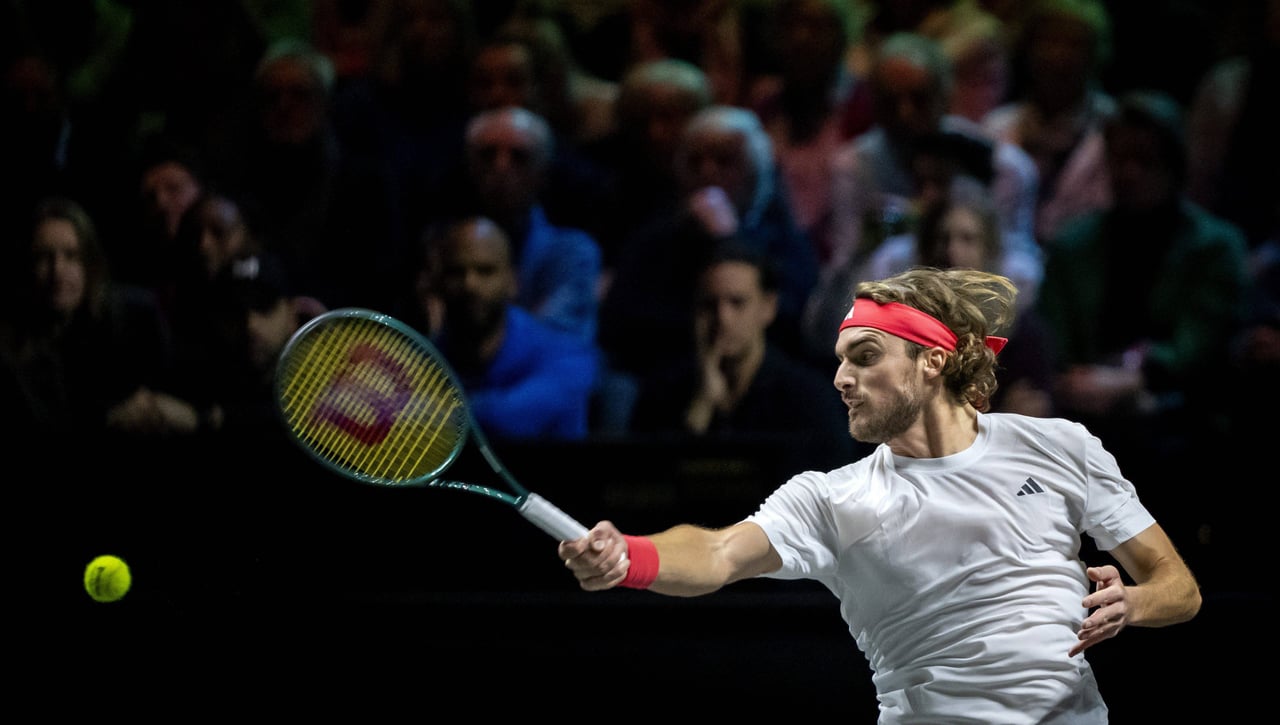 Stefanos Tsitsipas evita un duro golpe