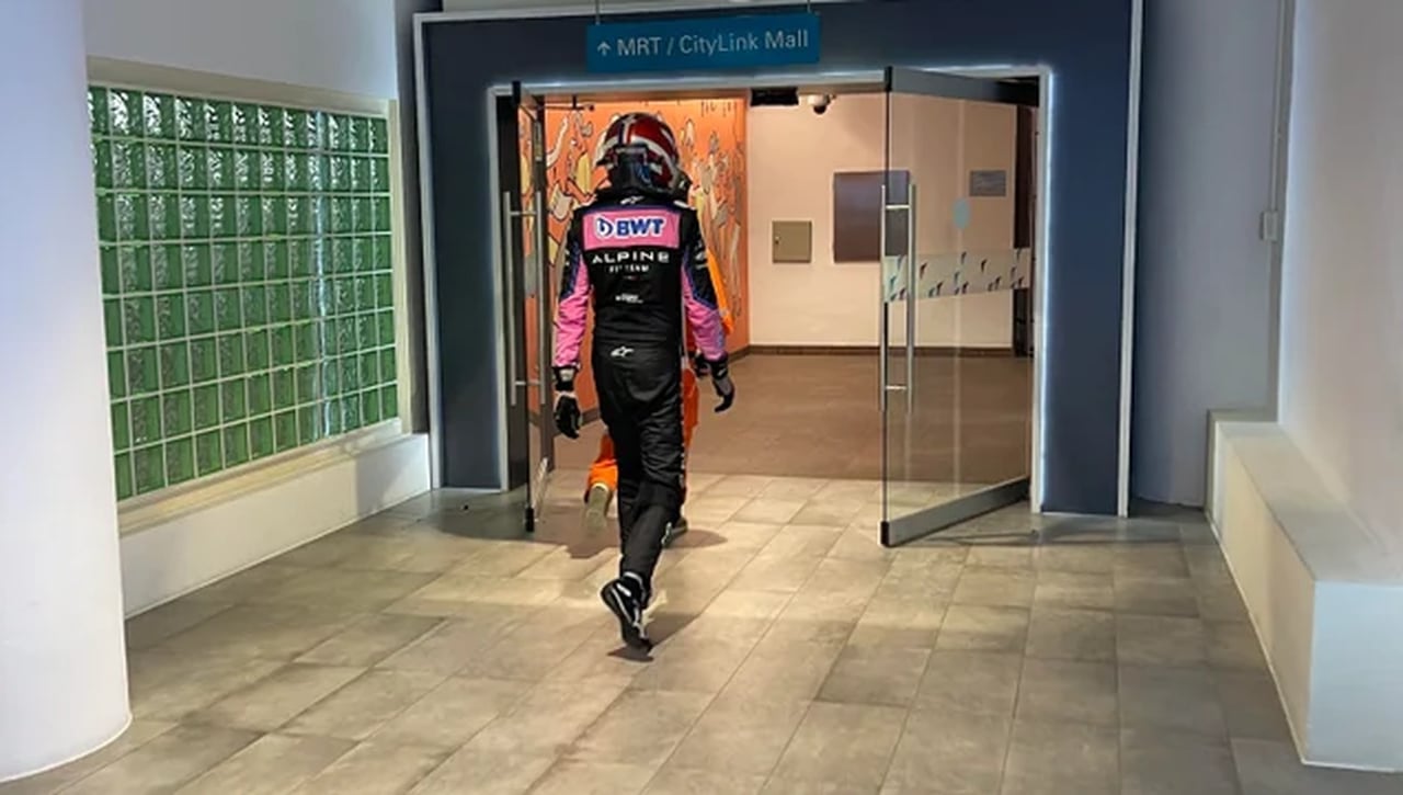 Ver para creer... Abandona en Singapur por un fallo en su Alpine y vuelve al paddock ¡en metro!