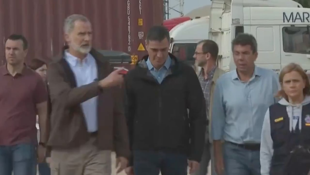 Paiporta recibe a pedradas el rey Felipe, Pedro Sánchez y Mazón