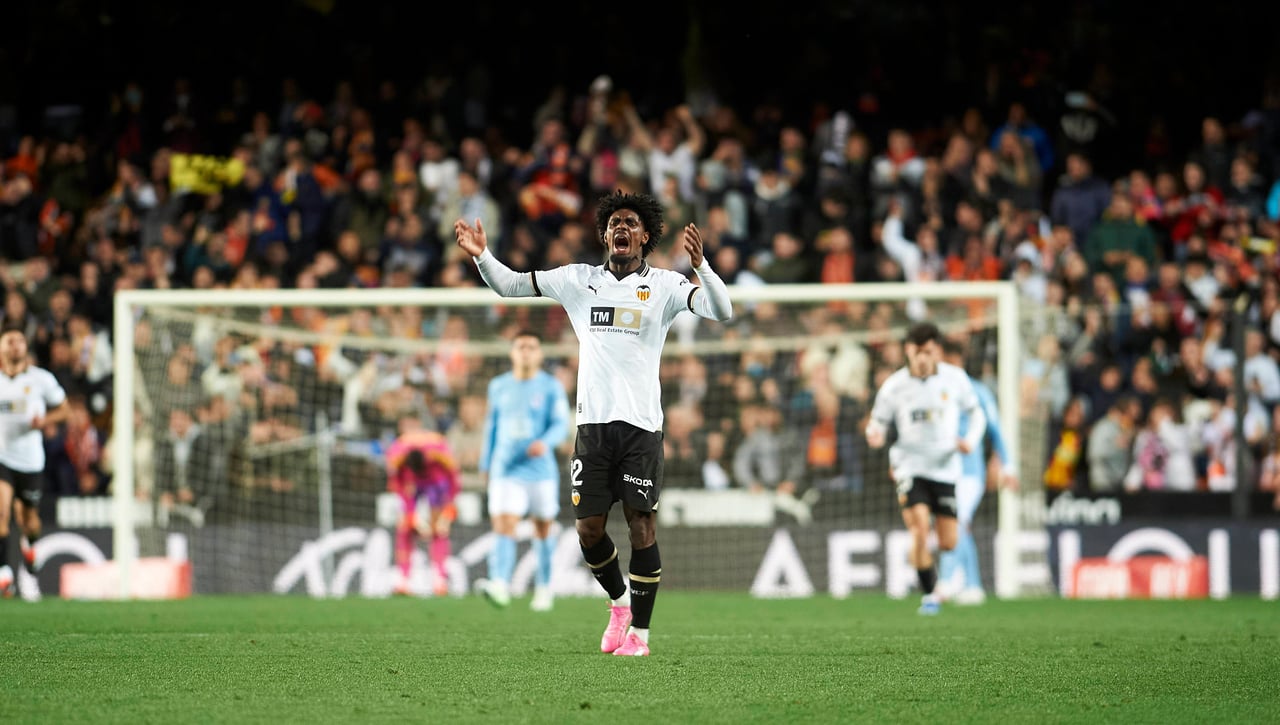 Varios jugadores del Valencia hacen que Peter Lim se frote las manos