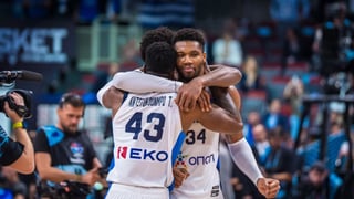 Giannis Antetokounmpo deja atrás a los Milwaukee Bucks