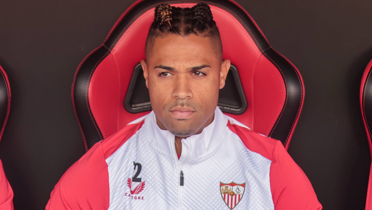 Mariano Díaz, exdelantero del Real Madrid y Sevilla, busca nuevo equipo urgentemente.