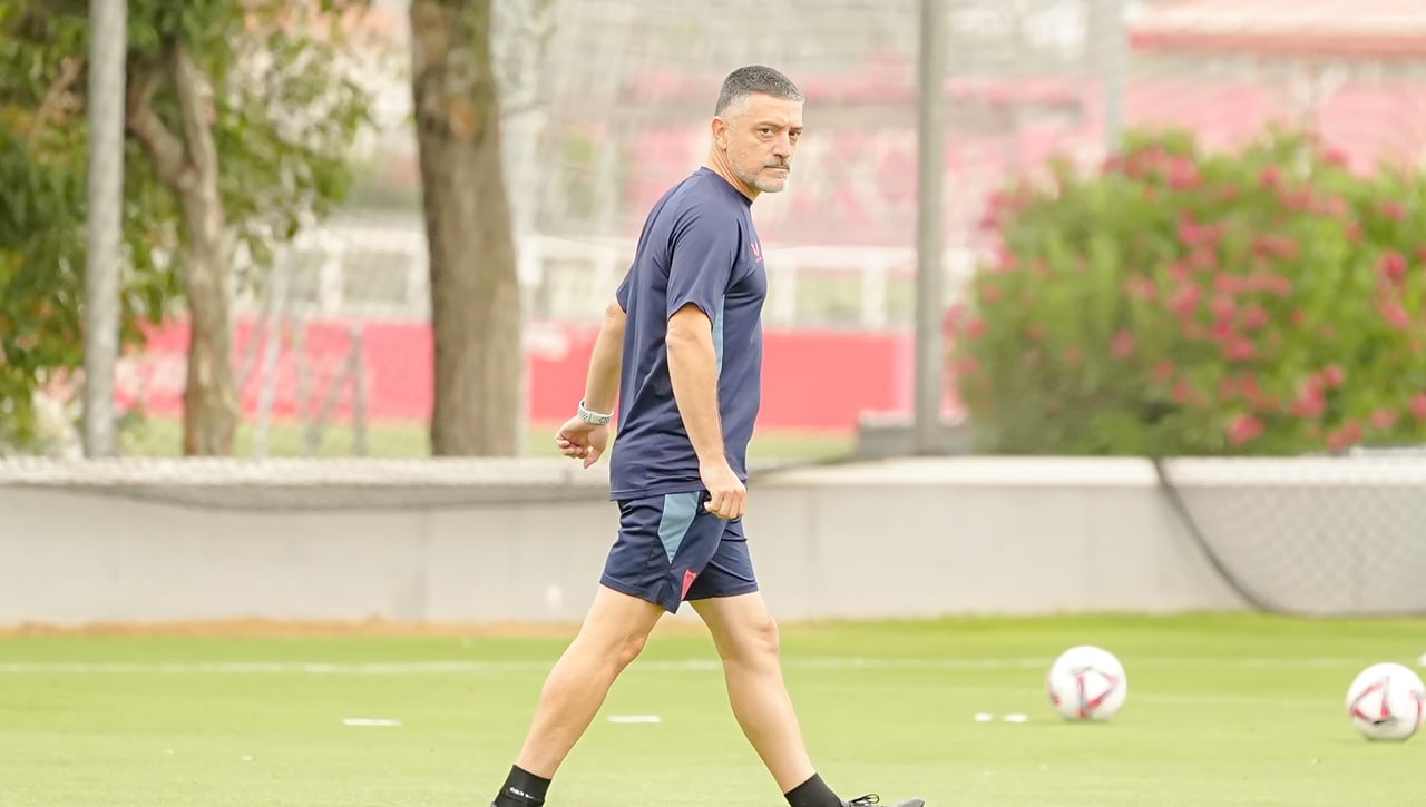 El Sevilla FC vuelve al trabajo con Víctor Orta, pendiente sin despegarse del teléfono