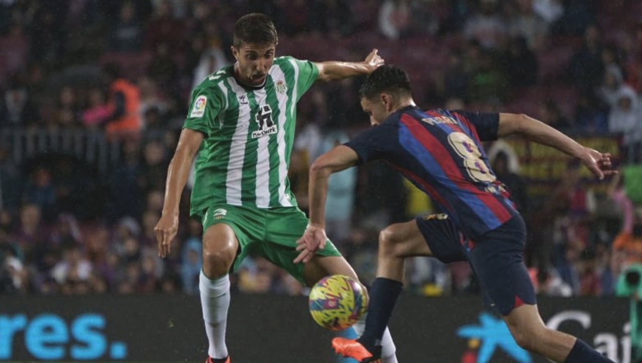 Competición mantiene el pulso con el Betis y no perdona la primera amarilla a Edgar