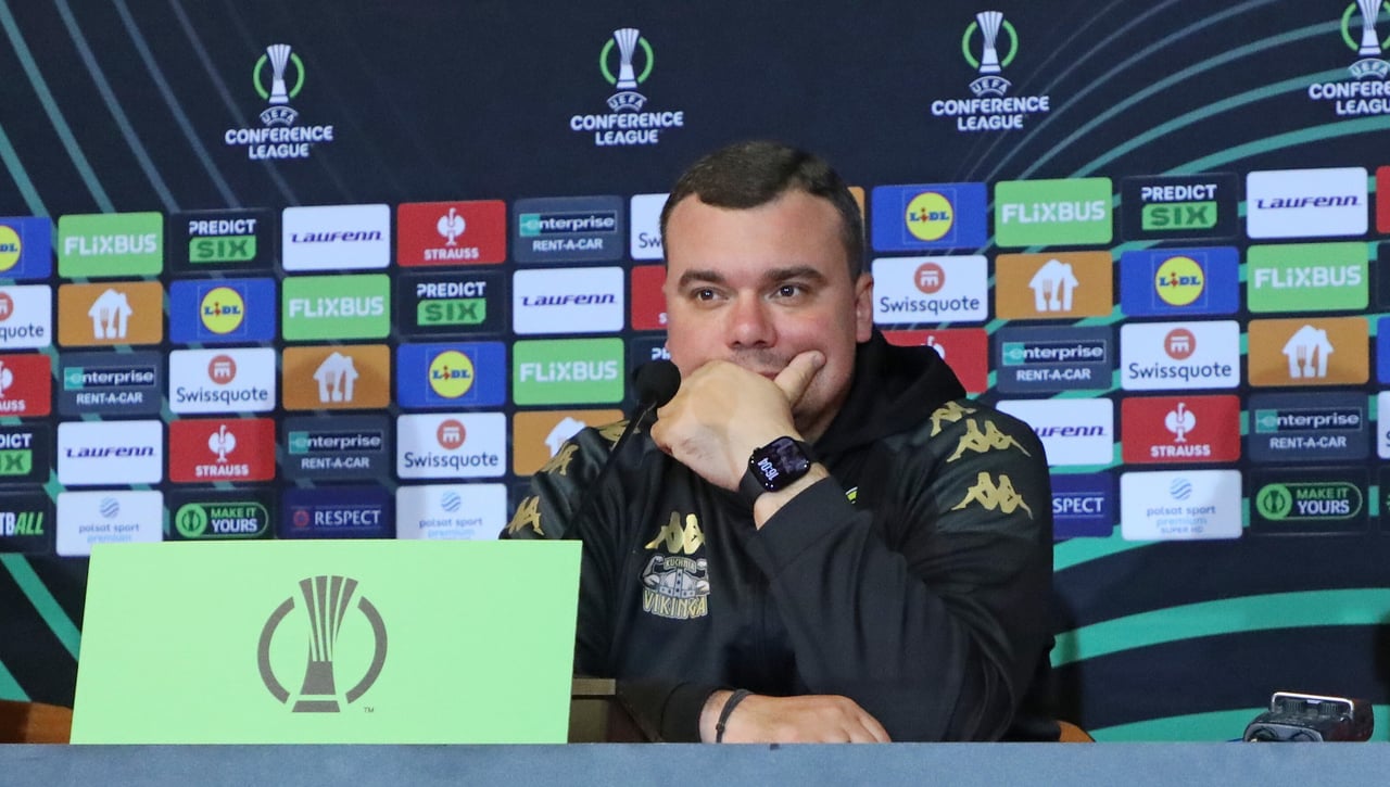 El técnico del Jagiellonia, con la mosca detrás de la oreja