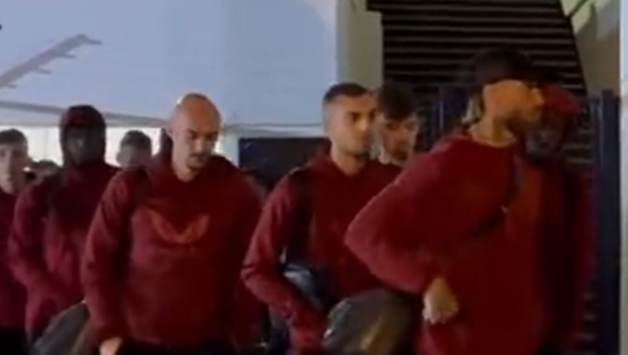 Aficionados del Sevilla cargan e insultan al equipo y a los jugadores