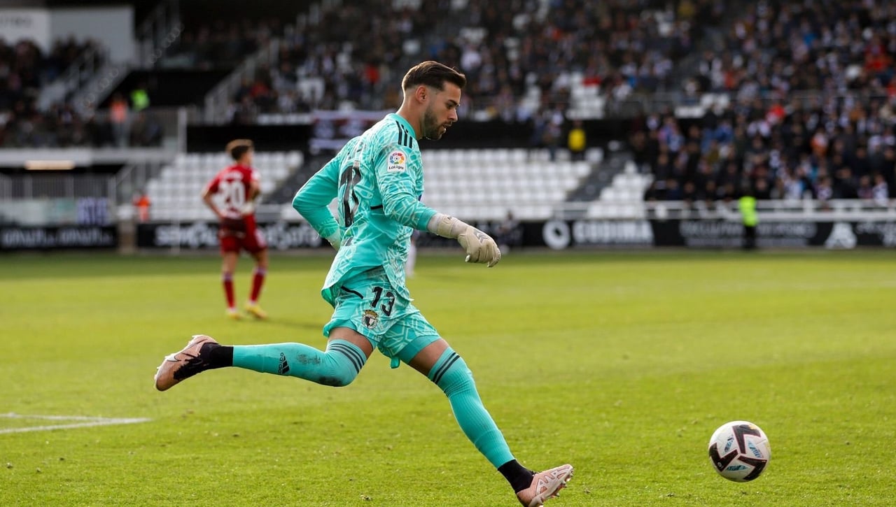 A José Antonio Caro 'Churripi', muro del Burgos, le sale un equipo para dar ya el salto a LaLiga