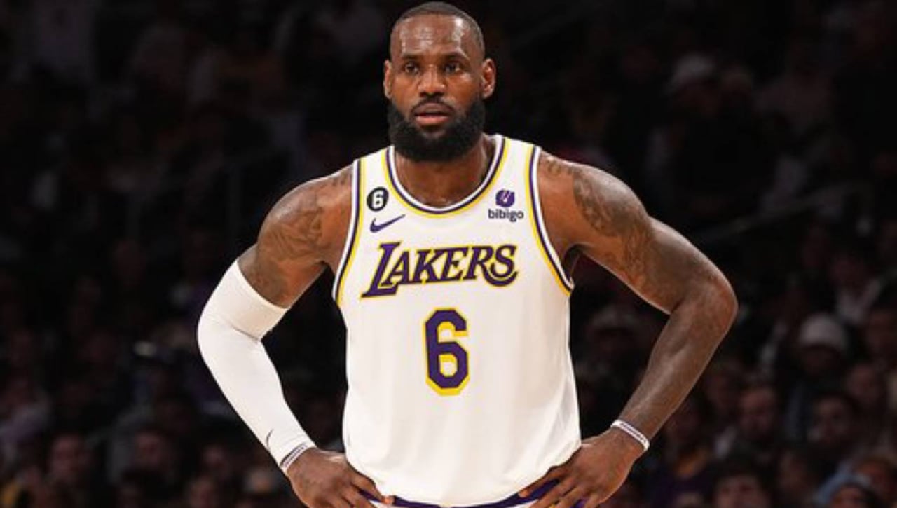 LeBron James golpea a un árbitro y este le responde de forma inesperada