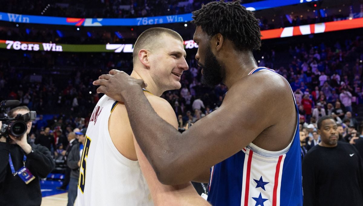 Embiid golpea a Jokic donde más duele