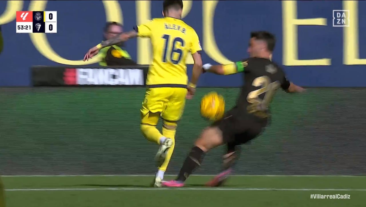 El pisotón de Iza a Baena en el área que 'se comió' el VAR e indigna en Villarreal