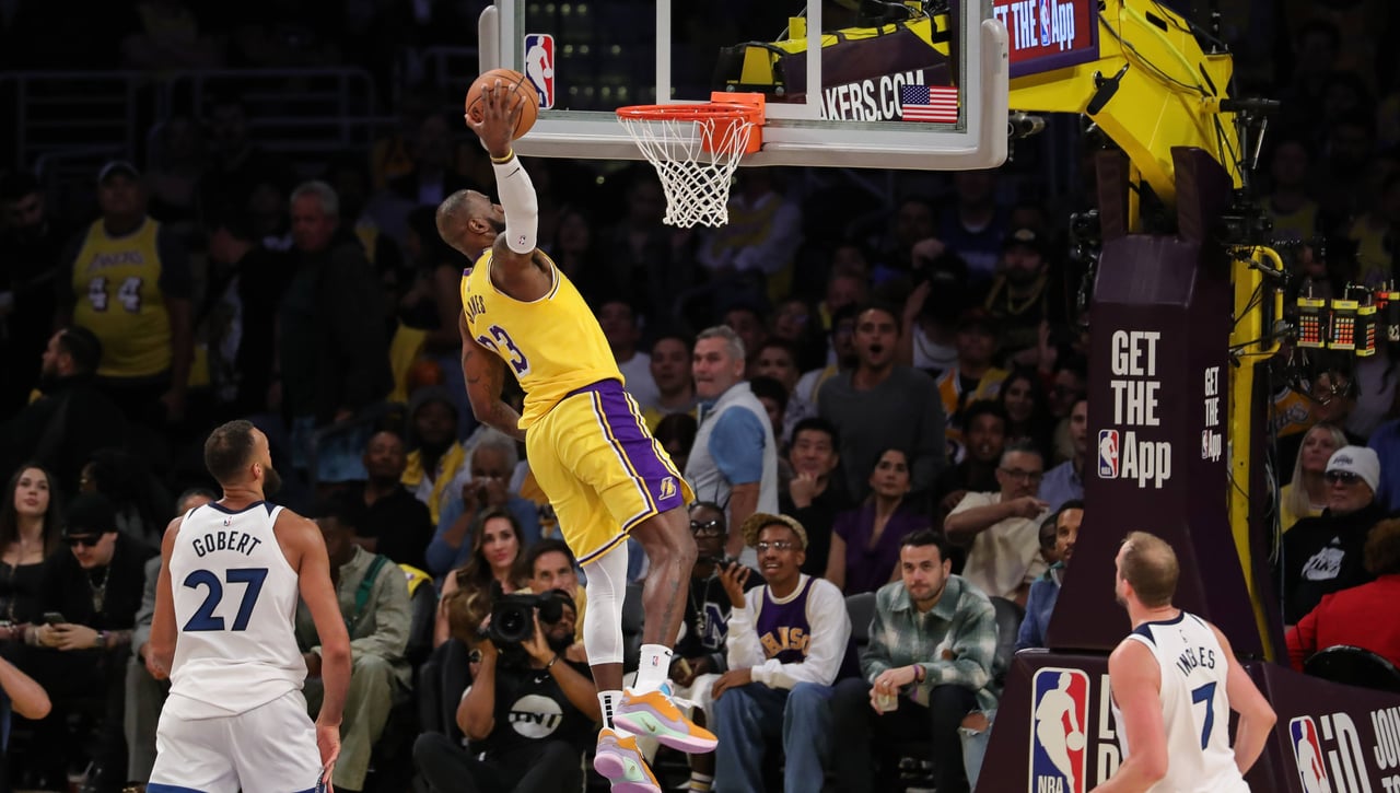 Los Lakers sobresalen en una noche de grandes estrellas