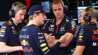 Verstappen provoca un triple ascenso