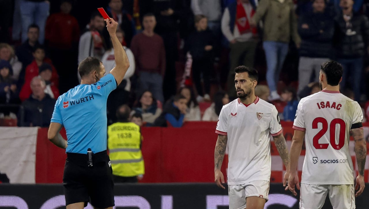 Lo que recoge el acta de la roja a Suso y el doble rasero del VAR en comparación con el Mallorca-Betis