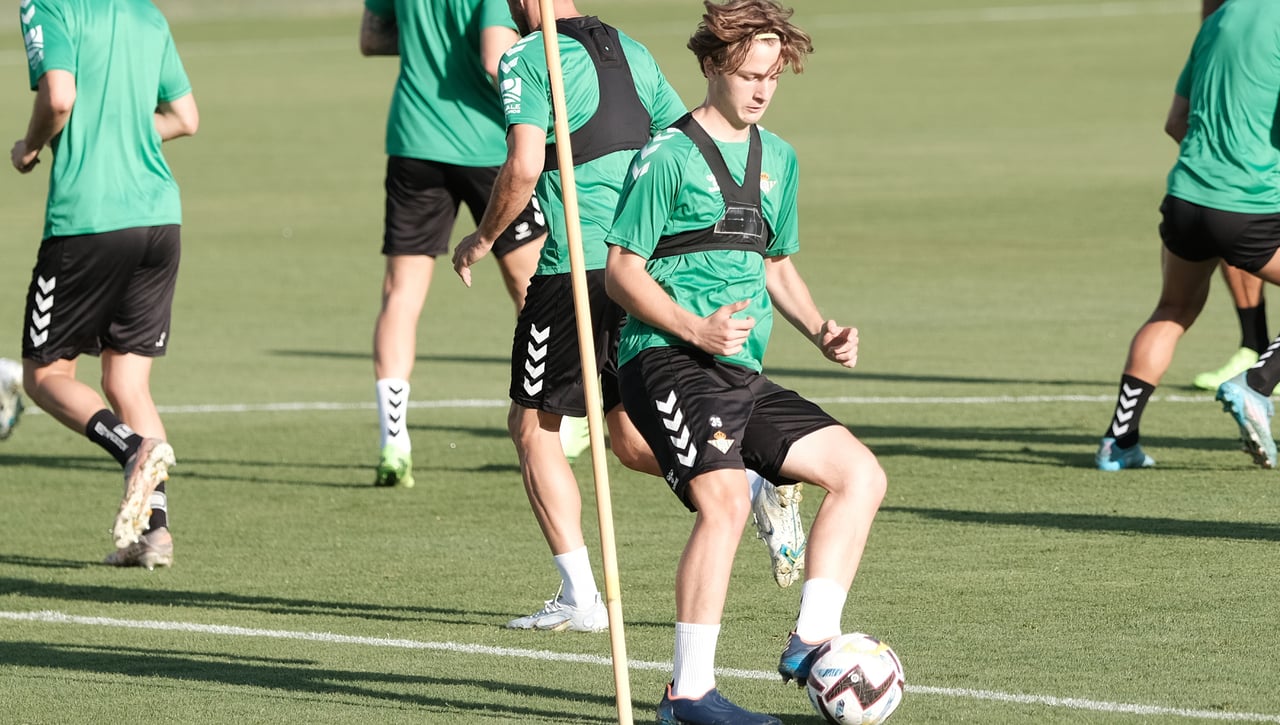 El reloj del Betis marca la hora de Félix Garreta