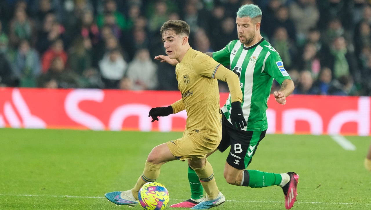 El porqué de los pitos a Gavi de la afición del Betis, club donde se formó