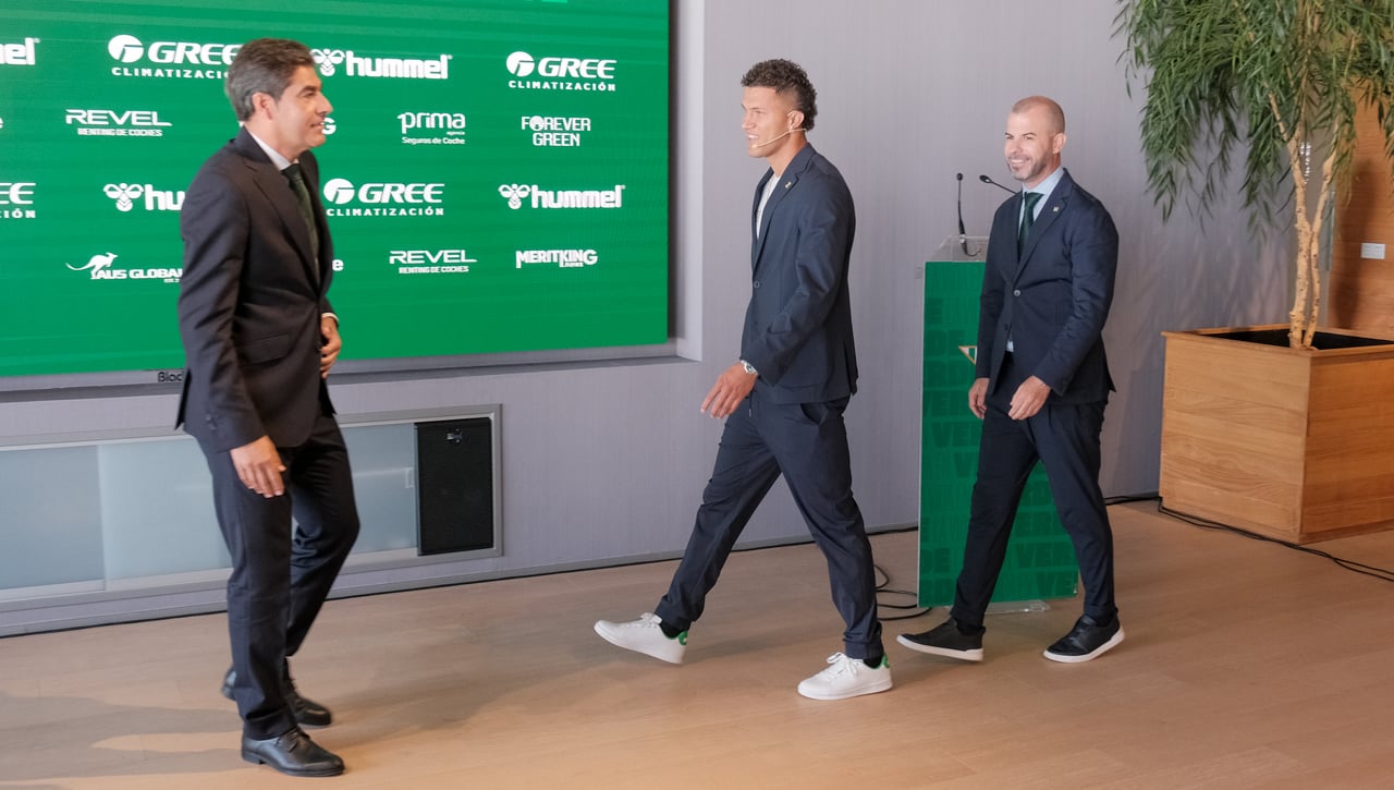 Manu Fajardo presume de plantilla e ideario: "Somos una familia; disfrutamos y sufrimos juntos, nos miramos todos los días a la cara"