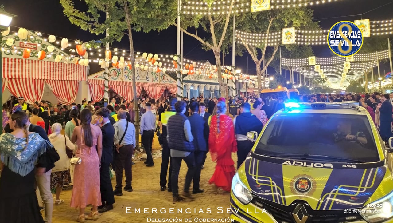 Una niña herida y dos mulos muertos tras un incendio en la Feria de Sevilla