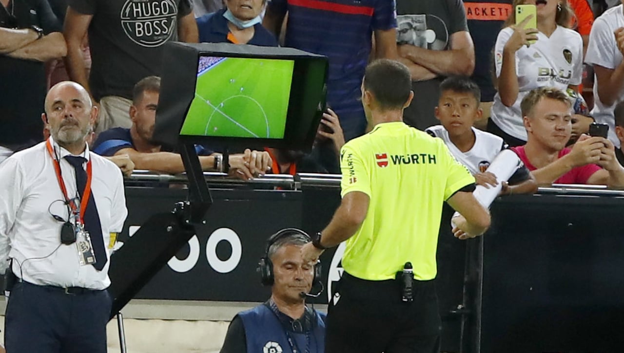 El duro castigo para un árbitro de VAR en Argentina