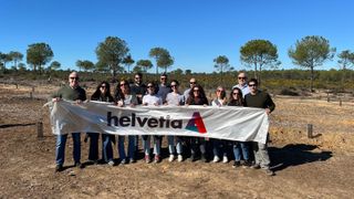 Un grupo de empleados de Helvetia Seguros participan en la reforestación de Doñana a través de "Bosques Protectores"