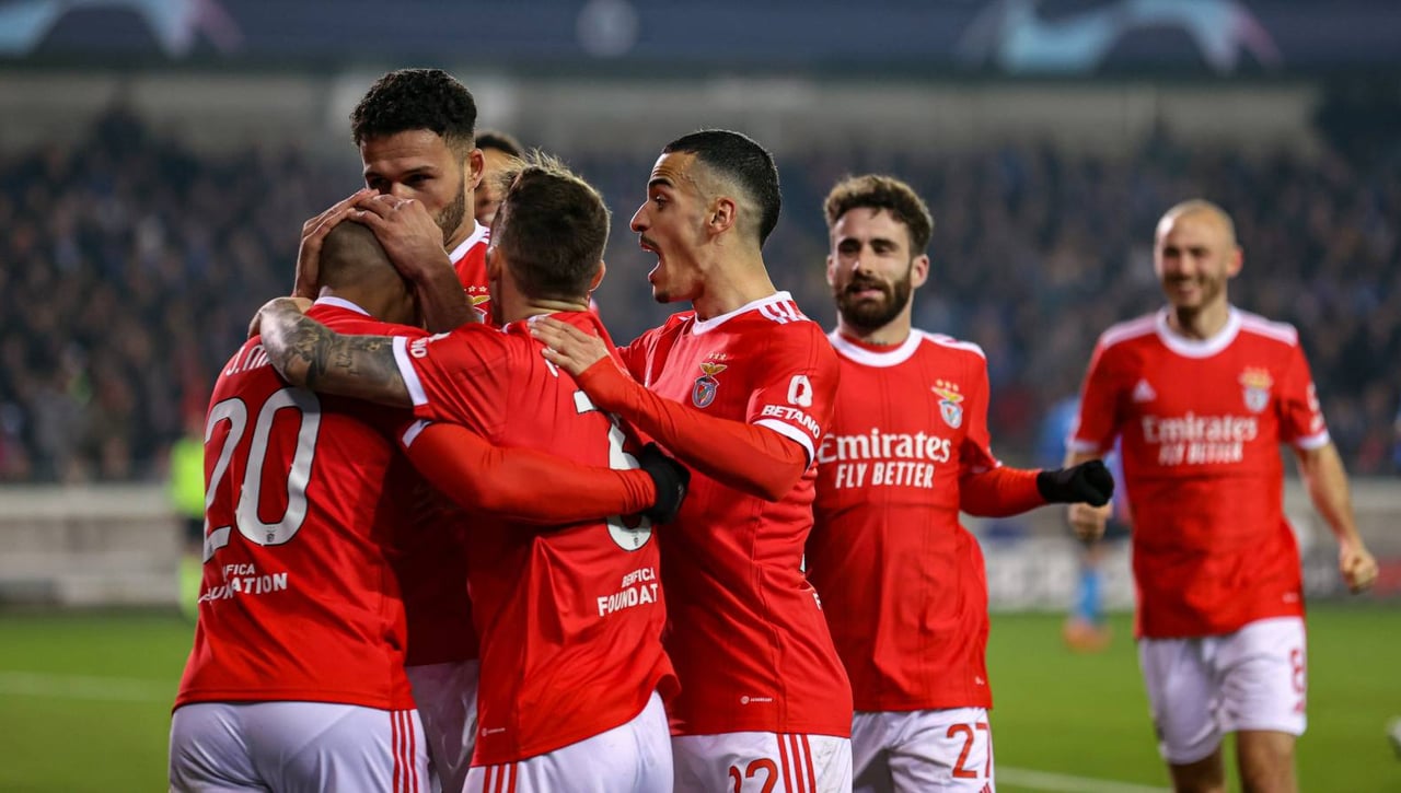 El Benfica pone un pie y medio en cuartos en una noche de pocas 'Brujas' (0-2)