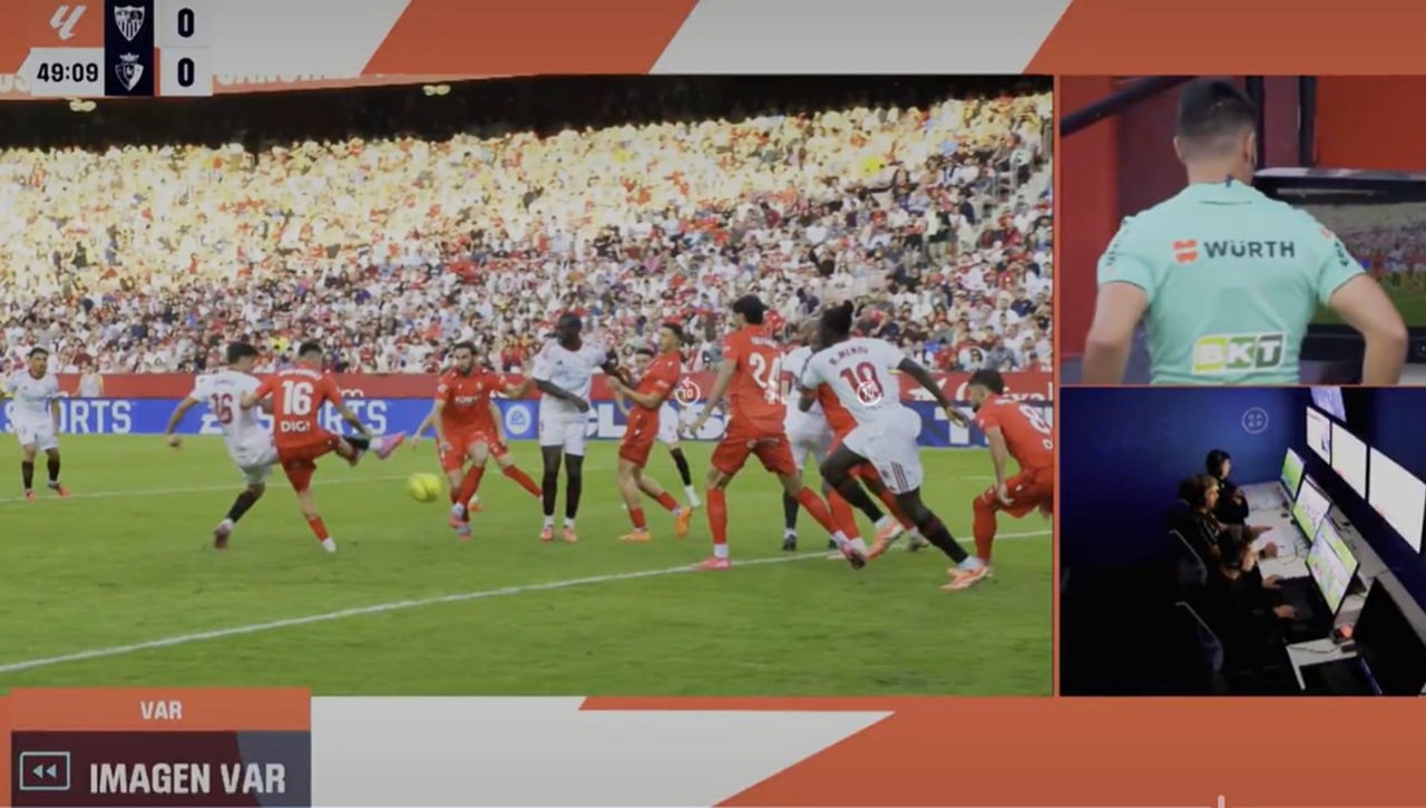 El audio del VAR, tajante con el penalti en el Sevilla - Osasuna y las críticas de Paco González