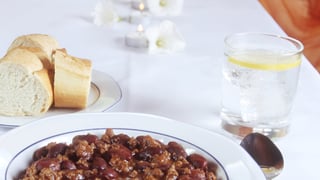 La razón por la que no se recomienda beber agua mientras se come