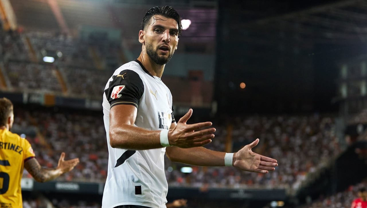 El Valencia se vuelve a lanzar al mercado en busca de un delantero tras el fracaso de Rafa Mir