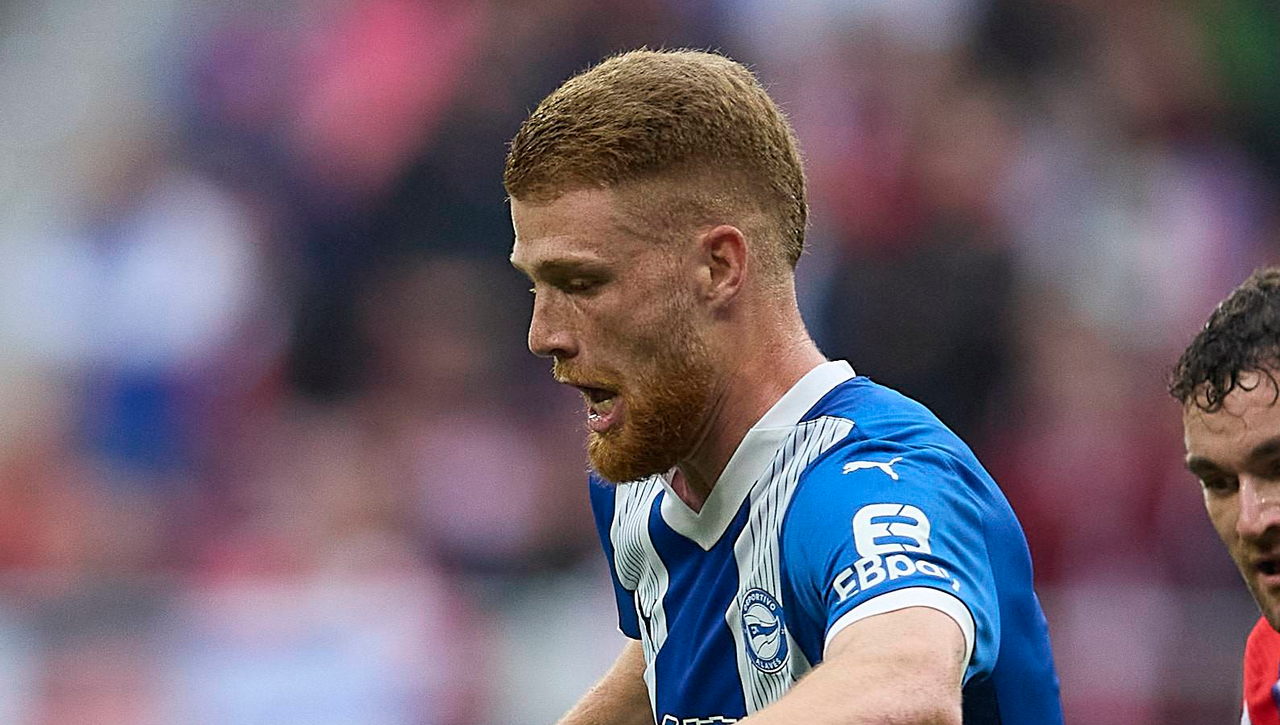 Carlos Vicente encuentra una nueva demarcación en el Deportivo Alavés