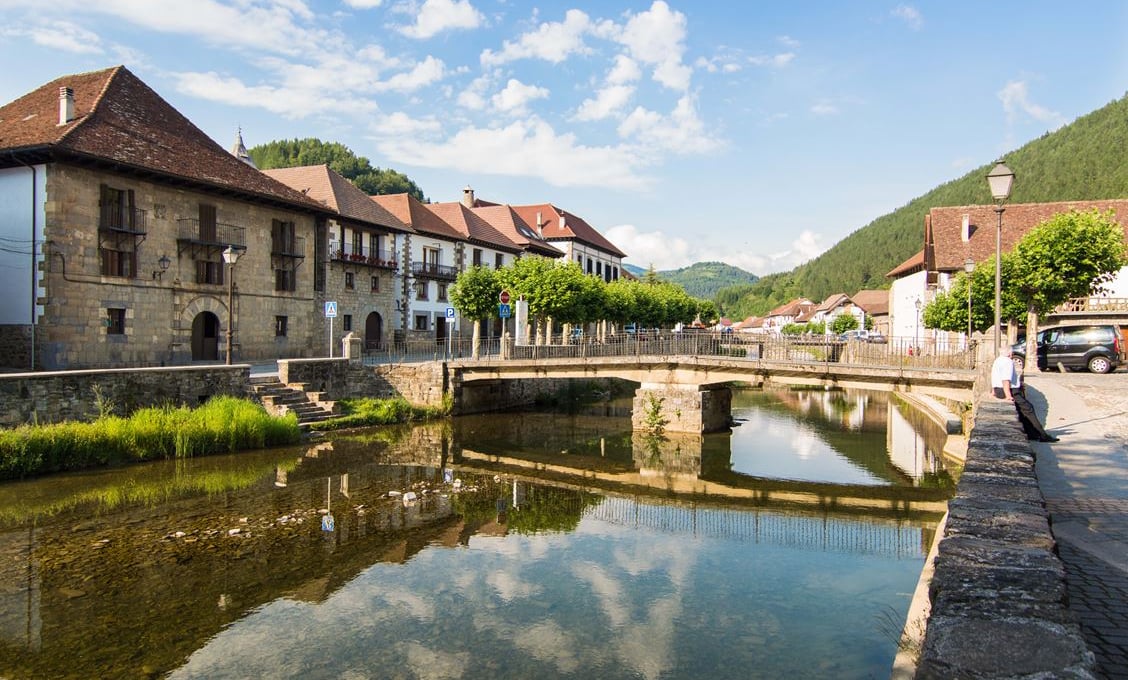 Uno de los pueblos más atractivos de España para visitar en otoño: calma, tranquilidad y naturaleza