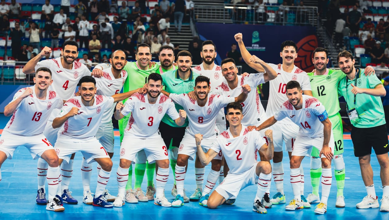 España pasa a los octavos con una goleada escandalosa