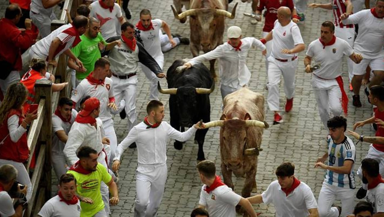 Séptimo encierro en San Fermín 2023: Fugaz, peligroso y varios heridos