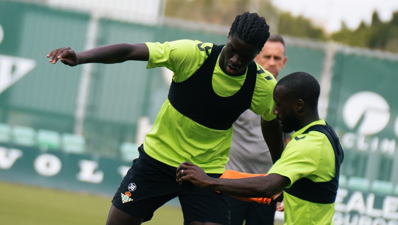 Entrena mirando al Getafe con tres bajas, una alta y una duda
