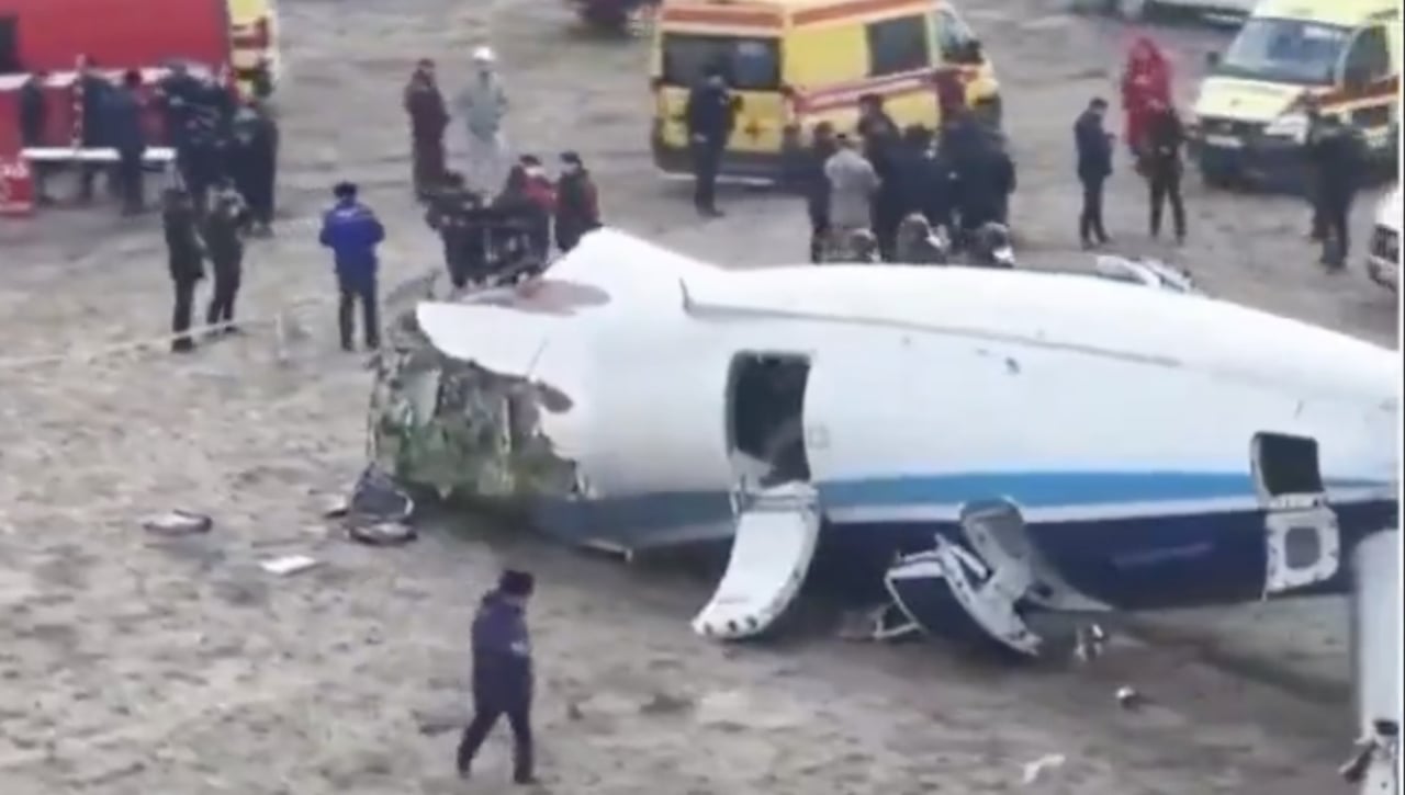 Un avión de pasajeros se estrella y deja cerca de 40 muertos