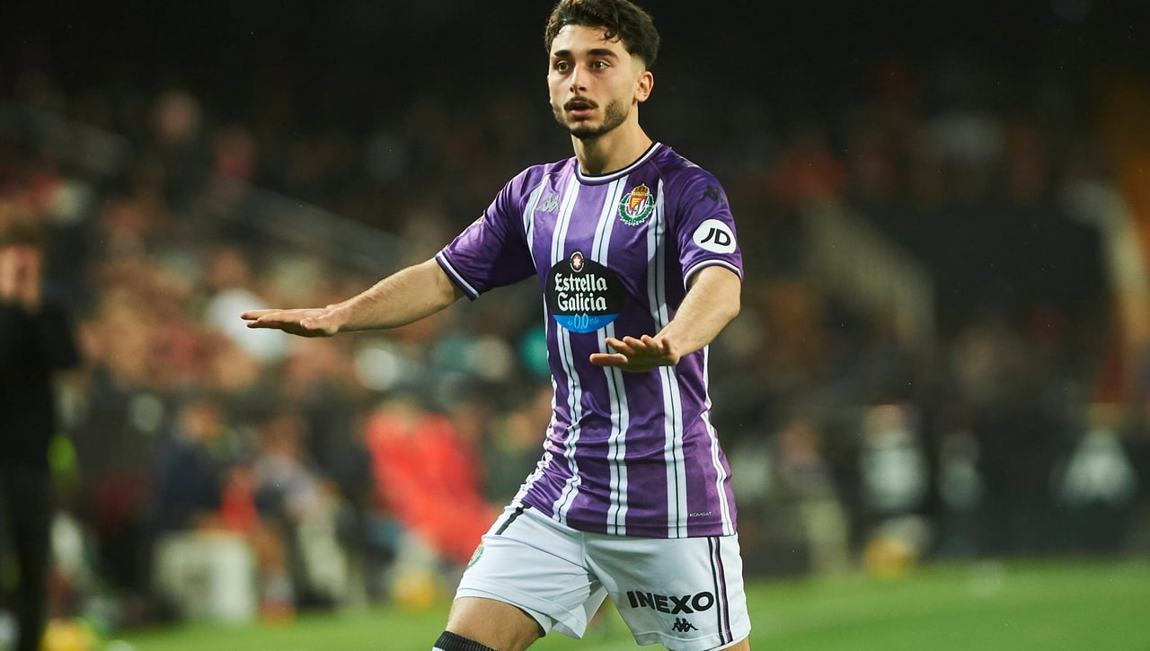 La afición del Valladolid muestra su cariño a Raúl Moro