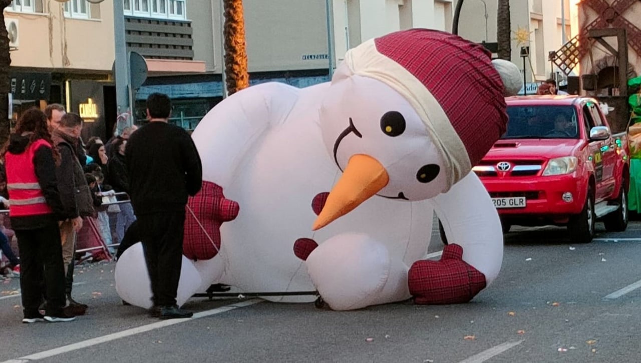 Del 'Oso perjudicado' al 'Muñeco de nieve embajonao' en La Cabalgata de Reyes Magos de Cádiz