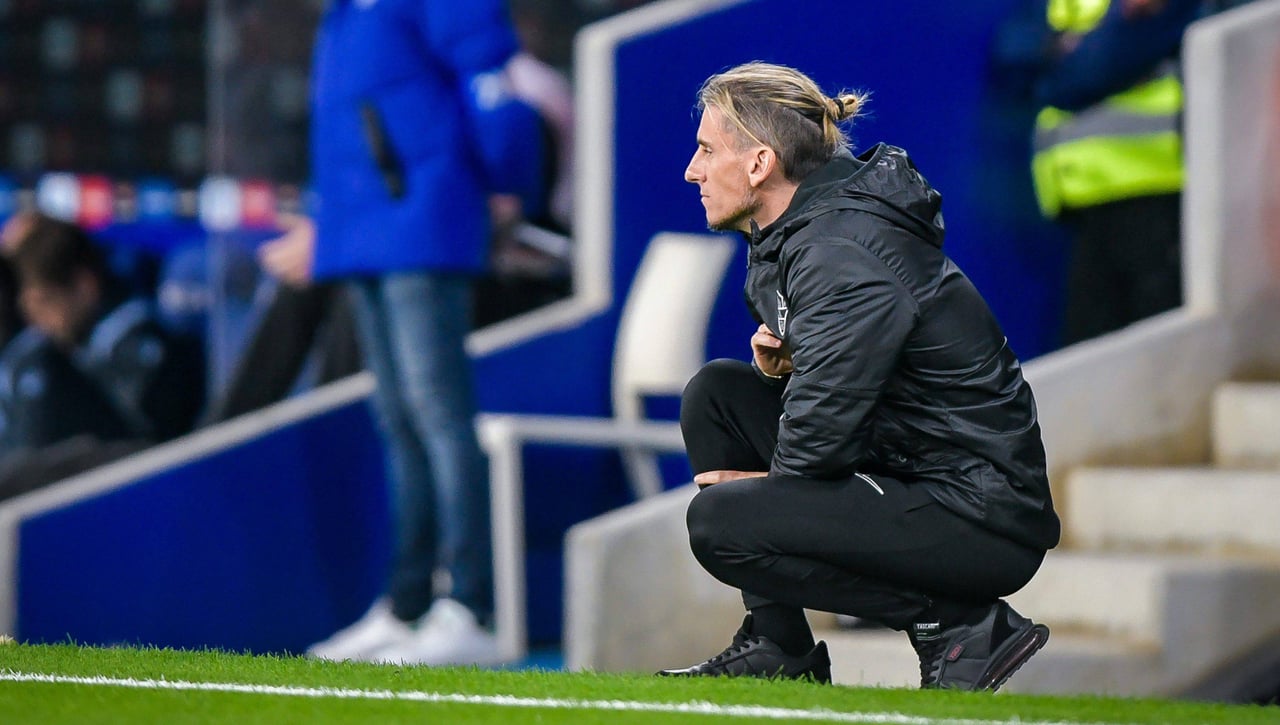 Beccacece la lía en el banquillo del Elche y su imagen ya es viral