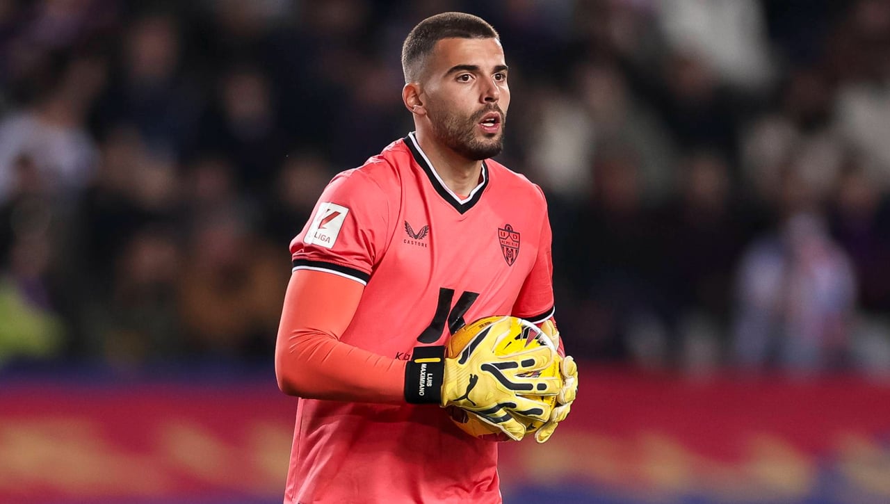 El Almería da el primer paso con Luis Maximiano