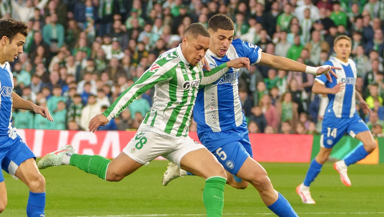 El representante de Vitor Roque, contundente sobre los rumores de salida del Betis