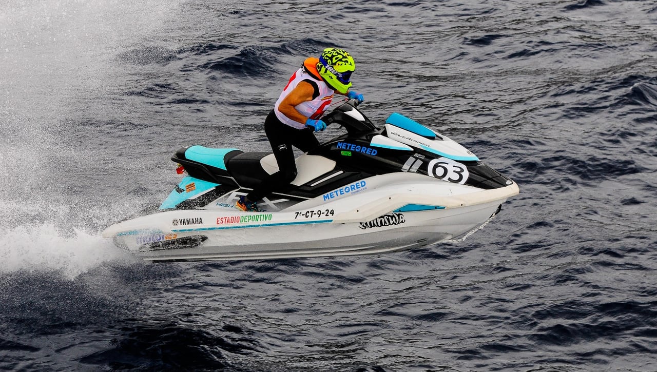 Miguel López conquista la Copa del Rey de motonáutica en Mazarrón