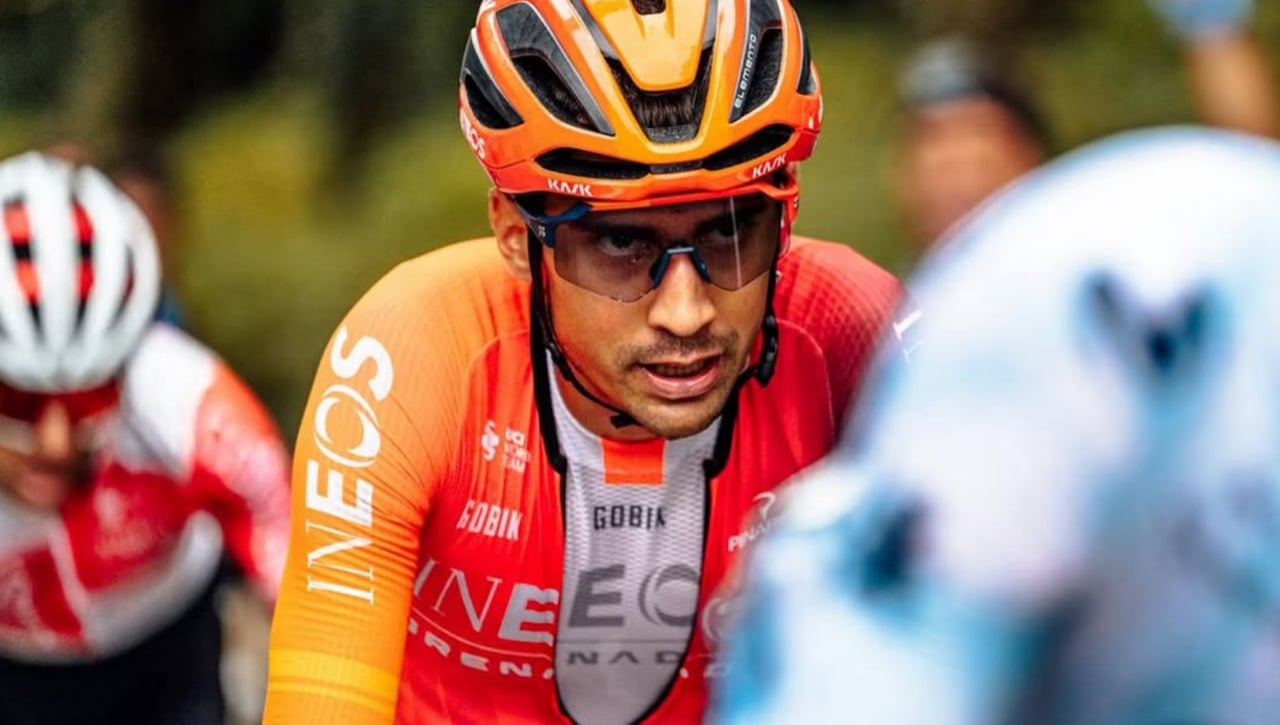 La mala suerte se ceba con Óscar Rodríguez del equipo Ineos