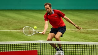 Daniil Medvedev tropieza con la hierba en Halle