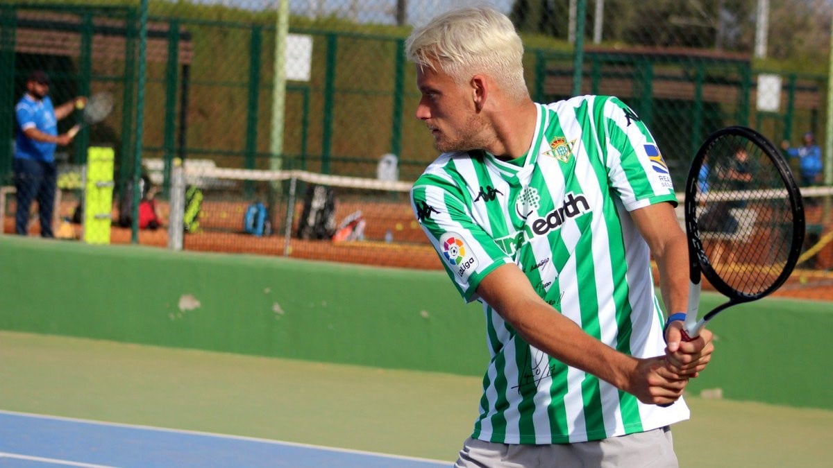 El tenista del Betis que busca recobrar la sonrisa