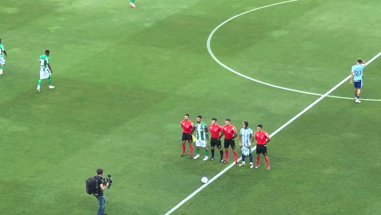 Detenido el Málaga - Betis por una asistencia sanitaria