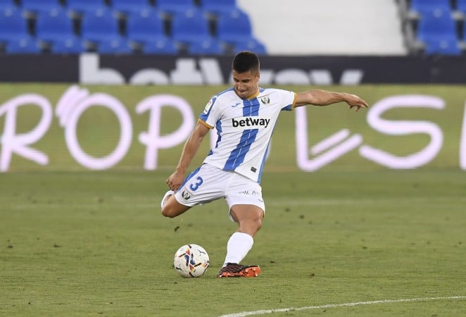 Oficial | El Málaga ficha veteranía y contundencia con Unai Bustinza