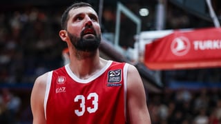 El pelotazo de Niko Mirotic, en el aire