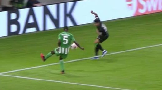 El posible penalti que pidió el Betis y que ignoraron el árbitro y el VAR