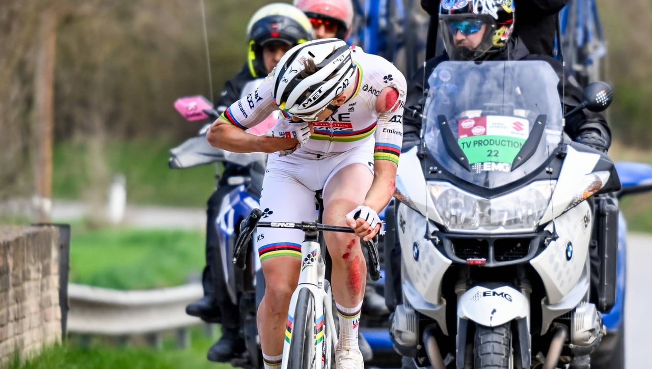 Pogacar se cae en la Strade Bianche: "Espero que mis lesiones no sean graves"