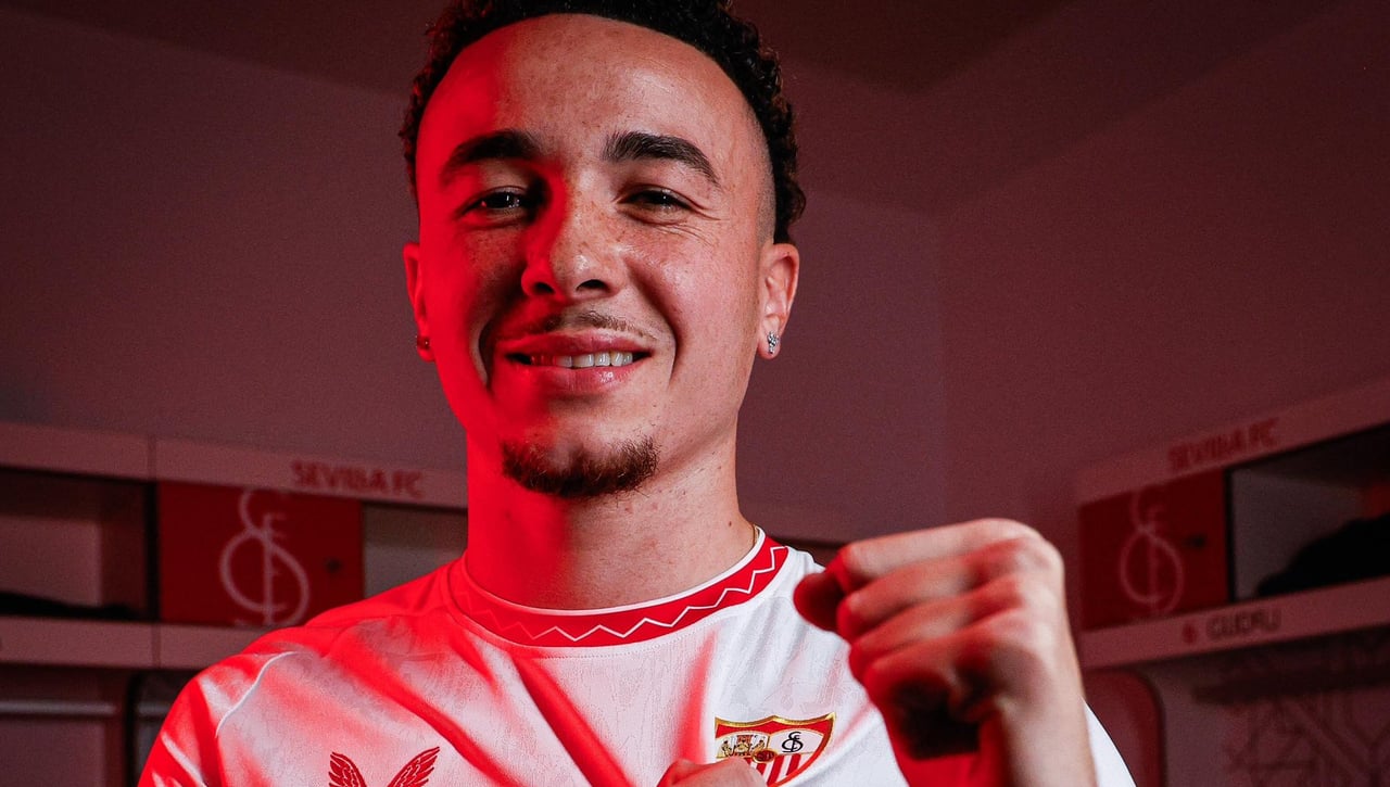 Se dan y se quitan camisetas del Sevilla: Vargas, Montiel, Sow, Barco, García Pascual, Iheanacho...