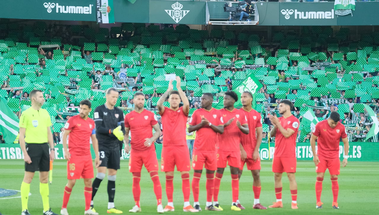 Un lamentable 'botellazo' al Sevilla emborrona un derbi ejemplar 