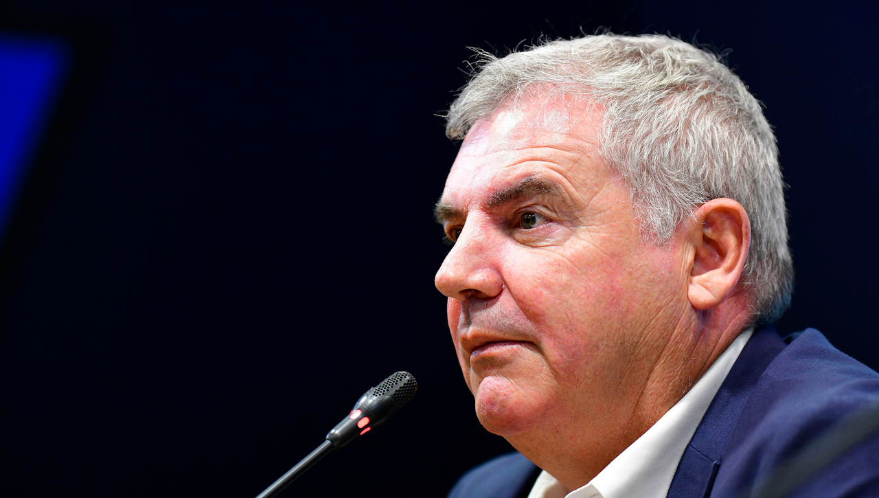 El público del Falla pide la salida de Vizcaíno del Cádiz